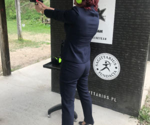 Posłanka PiS strzela z broni