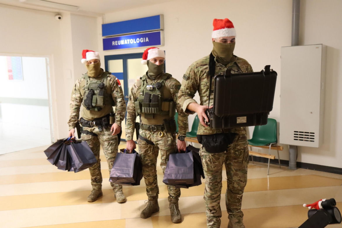 Kontrterroryści w czapkach św. Mikołaja zwisali z dachu szpitala. Zrobili to dla dzieci