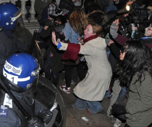 Zamach na księcia Karola. Studenci obrzucili go tuzinami jaj