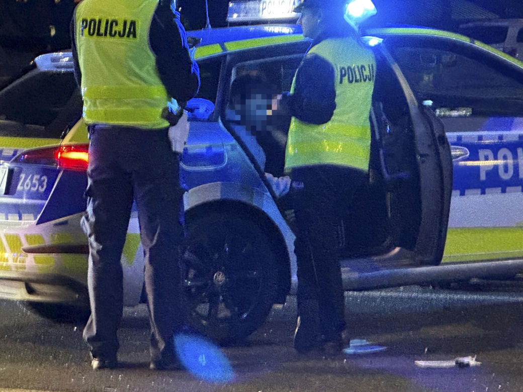 Potworny wypadek w Warszawie. Zderzenie karetki z autem osobowym. Są ranni