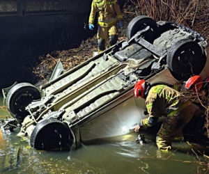 Dachował i wpadł do rzeki