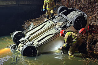 Dachował i wpadł do rzeki
