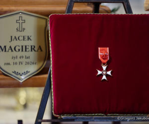 Karol Nawrocki na pogrzebie Magiery