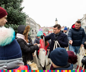Białystok. Zenek Martyniuk rozdawał dzieciom prezenty