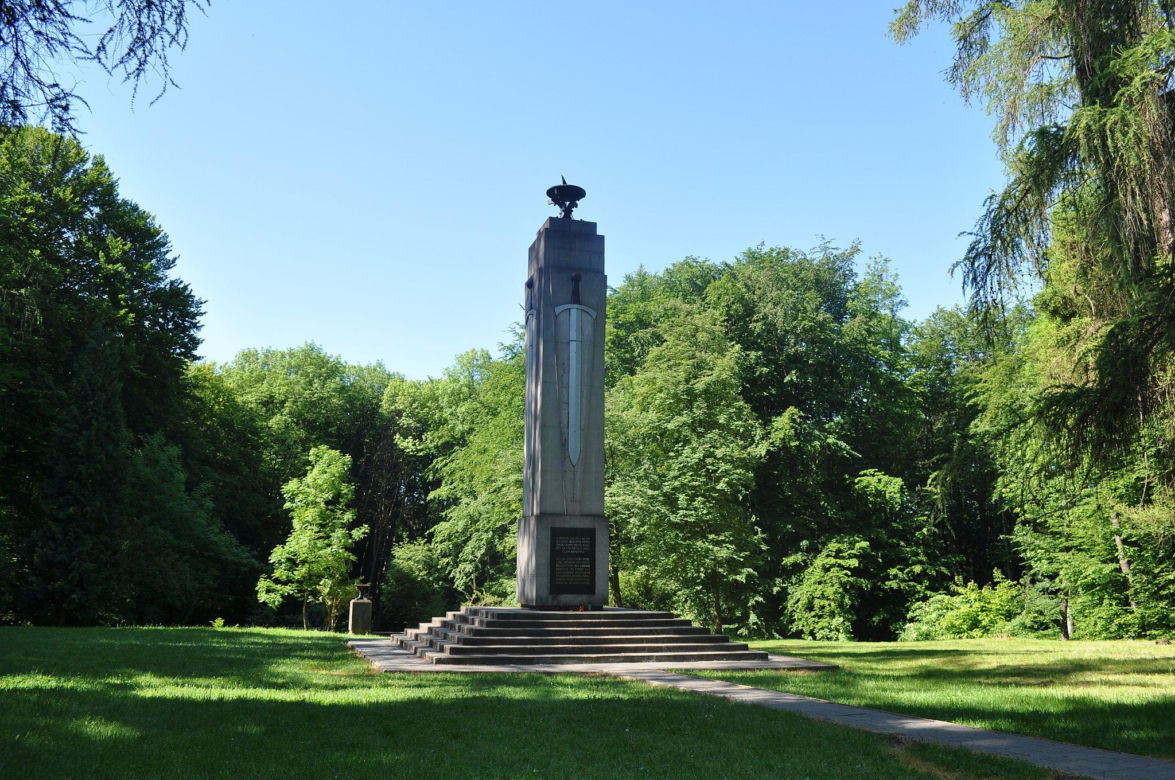 Las Buczyna w Zbylitowskiej Górze. To największy cmentarz ofiar Holocaustu w Polsce