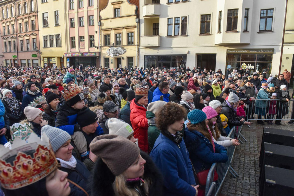 Orszak Trzech Króli 2025 w Toruniu: Kopernik towarzyszył Mędrcom ze Wschodu. Zdjęcia ze starówki