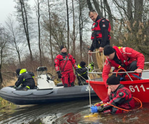Auto warte fortunę wpadło do rzeki. Akcja ratunkowa trwała dwa dni!