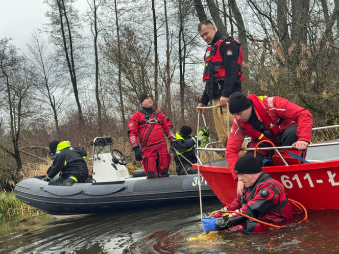 Auto warte fortunę wpadło do rzeki. Akcja ratunkowa trwała dwa dni!