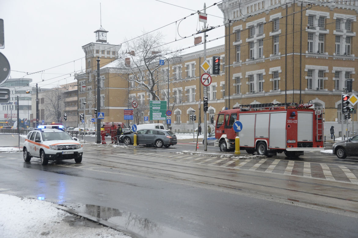 Warszawa. Wypadek na skrzyżowaniu ulic: alei Solidarności i ulicy Jagielońskiej.