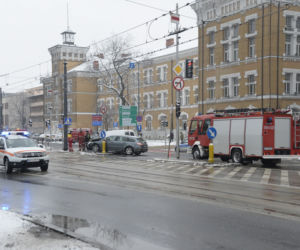 Warszawa. Wypadek na skrzyżowaniu ulic: alei Solidarności i ulicy Jagielońskiej.