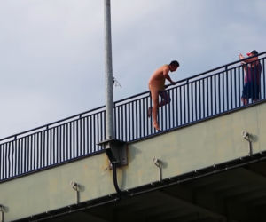 Młody mężczyzna z stroju Borata skoczył do Odry ryzykując życiem