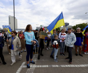 Strajk Kobiet na ulicach z czołgiem i traktorem. Demonstracja przeciwko wojnie