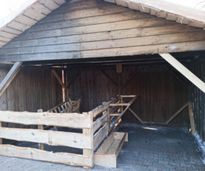 Dywity. Trwa budowa bożonarodzeniowej szopki. Zamieszkają w niej urocze owieczki [ZDJĘCIA]