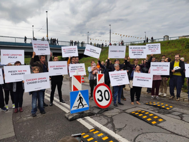 "Cichy marsz" w Krakowie po tragicznym wypadku. Zginęło młode małżeństwo