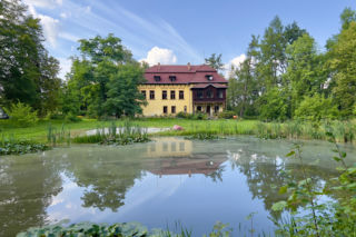 Jedno z najpiękniejszych miast w Małopolsce leży obok Krakowa. Zachwyca zabytkowym dworem