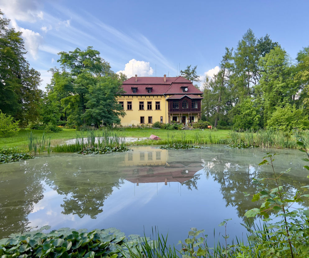 Jedno z najpiękniejszych miast w Małopolsce leży obok Krakowa. Zachwyca zabytkowym dworem