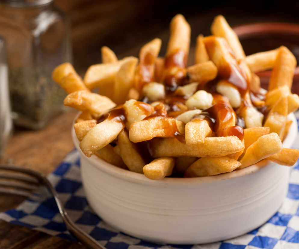 Znasz POUTINE? Oto frytki kanadyjskie z sosem! Bezczelnie pyszne i sycące!