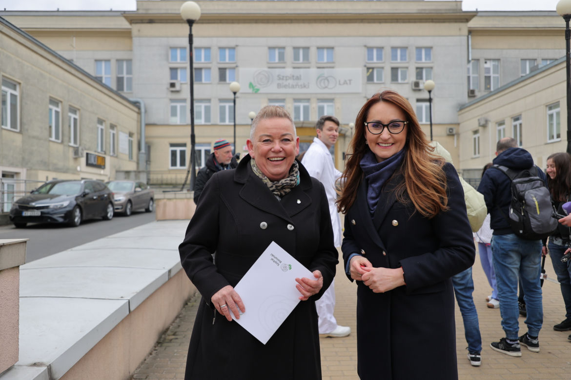 Warszawa zatrudnia medyków z Ukrainy. Konferencja Rafała Trzaskowskiego pod Szpitalem Bielańskim.