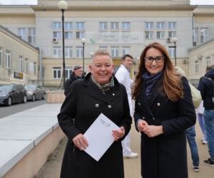 Warszawa zatrudnia medyków z Ukrainy. Konferencja Rafała Trzaskowskiego pod Szpitalem Bielańskim.