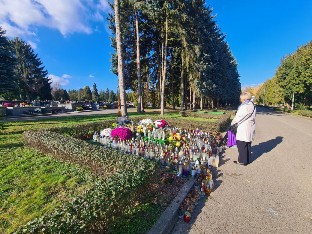 Rzeszów. Ogrom zniczy na mogile Tadeusza Ferenca [GALERIA]