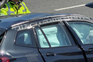 BMW dachowało na S2. Kawałki roztrzaskanej karoserii poharatały inne auta!