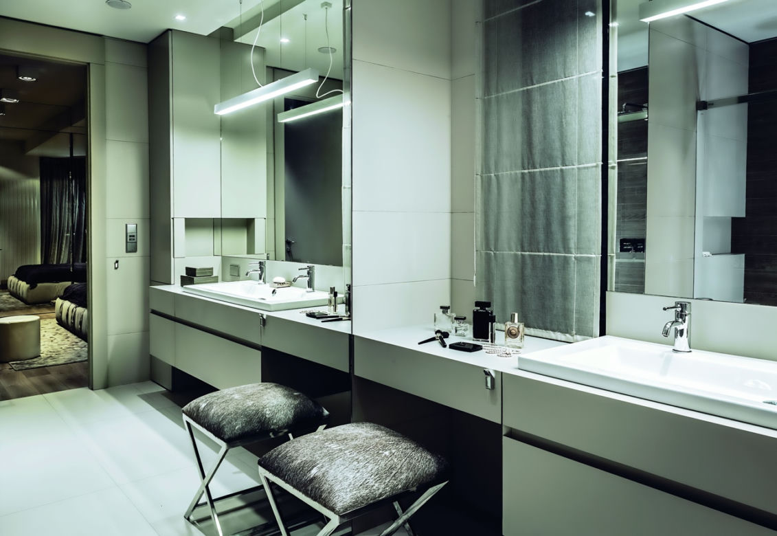 Łazienka przy sypialni w nowoczesnym apartamencie