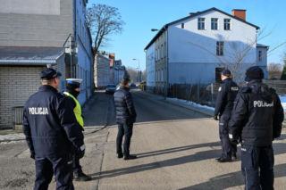 Szczecinek/ Saperzy usunęli pocisk przeciwlotniczy znaleziony w śródmiejskiej kamienicy