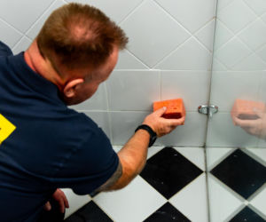 Jak poprawnie usunąć starą fugę i silikon oraz nałożyć nowy? Murator Remontuje