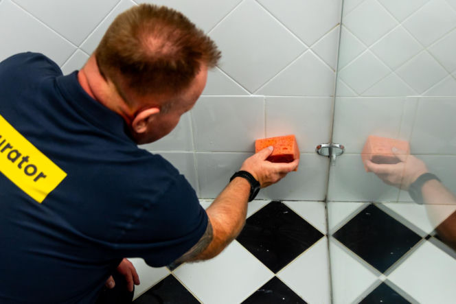 Jak poprawnie usunąć starą fugę i silikon oraz nałożyć nowy? Murator Remontuje