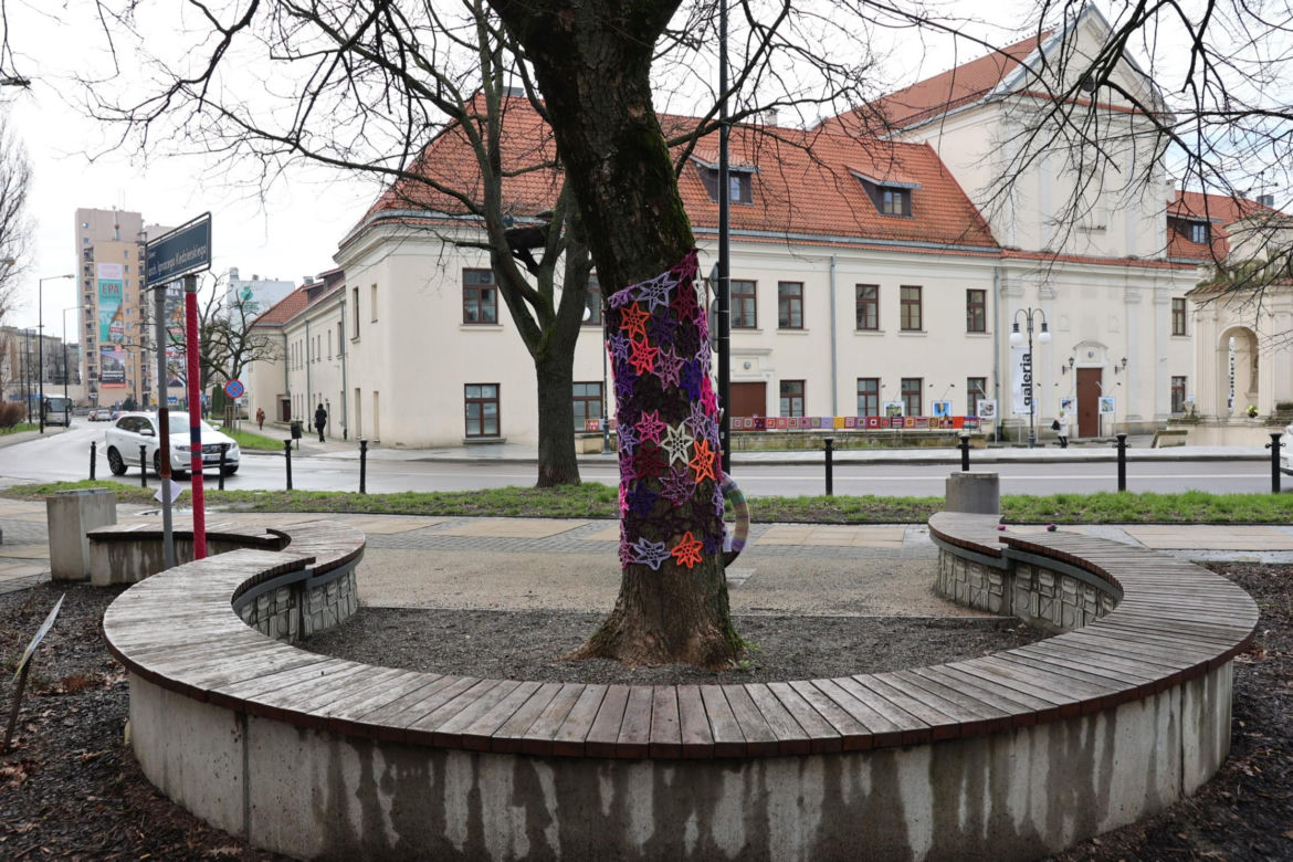 Kolorowe instalacje opanowały Lublin. Tak „Otulanie włóczką” świętuje swoje 10. urodziny!