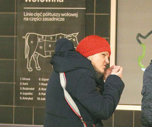 Skandalistka kupuje kiełbasę
