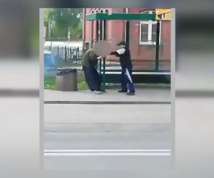 Furiat ZNĘCAŁ SIĘ nad bezdomnym. Kopał i bił po twarzy! MAKABRYCZNE nagranie!