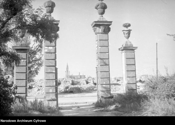 Ogród Krasińskich w Warszawie (wejście) po wojnie