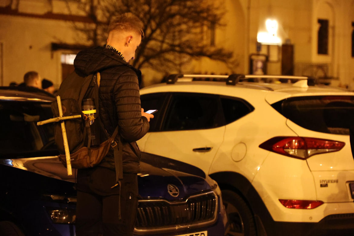 Kilka tysięcy osób w piątkowy wieczór wyruszyło z Lublina w 10. Ekstremalną Drogę Krzyżową