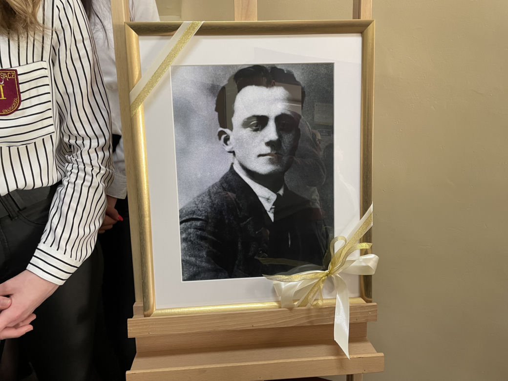 Odsłonięcie tablicy pamięci Emanuela Ringelbluma w I LO w Nowym Sączu