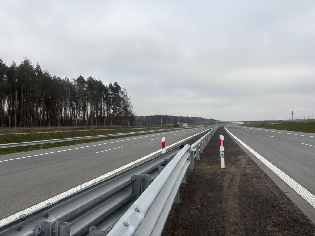 Na autostradzie A2 na wschód od Warszawy prace idą pełną parą, zarówno w dzień, jak i po zmroku