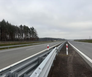 Na autostradzie A2 na wschód od Warszawy prace idą pełną parą, zarówno w dzień, jak i po zmroku