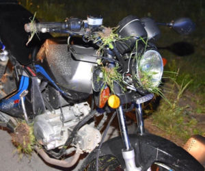 Zabawa. Pijany motorowerzysta uderzył w betonowy słup. Ma złamane kości czaszki i żebra