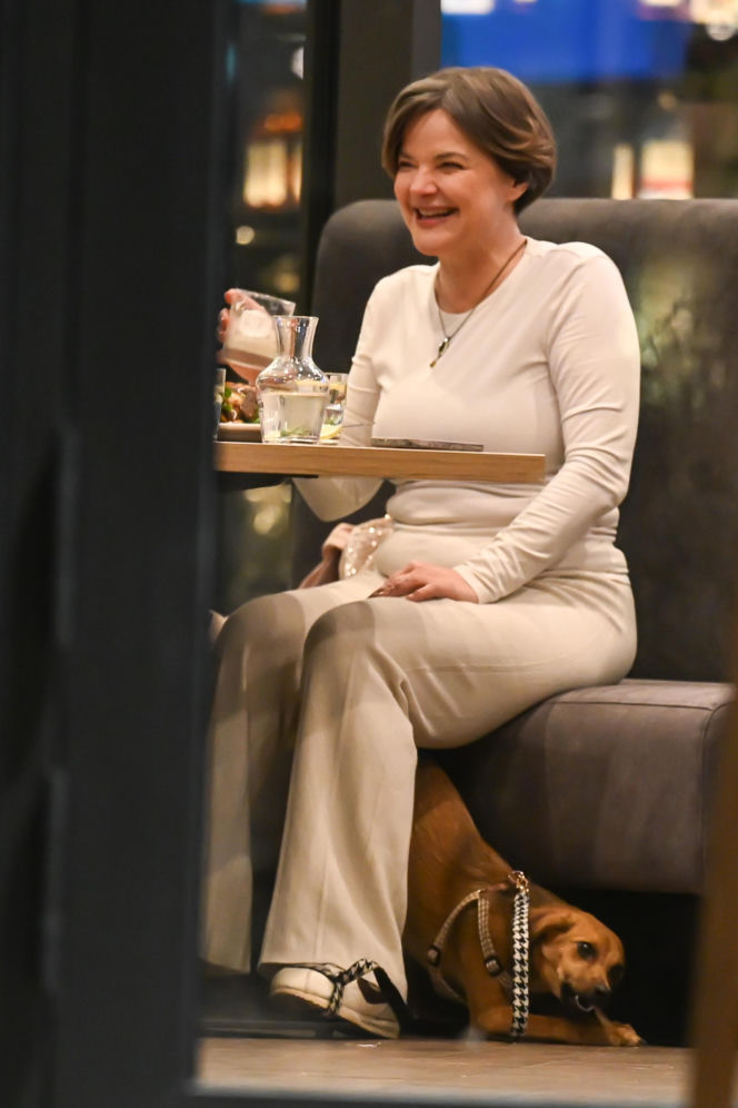 Monika Richardson z dzieckiem i pieskiem