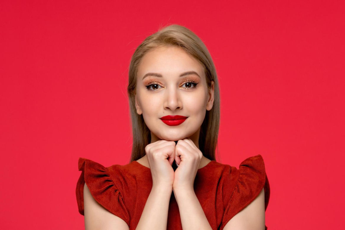 Paznokcie w tym odcieniu będą hitem tego sezonu. Hailey Bieber już nosi taki manicure