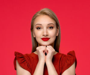 Klasyka wraca do łask. Hailey Bieber i Paulina Krupińska już noszą manicure w tym kolorze