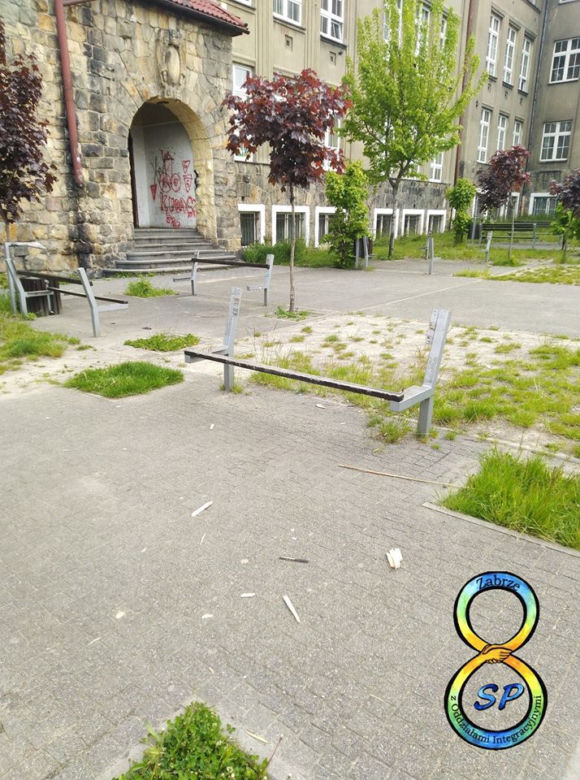 Zabrze: pijany nastolatek zdewastował nowy plac zabaw przy szkole podstawowej. Wszystko zostało zniszczone