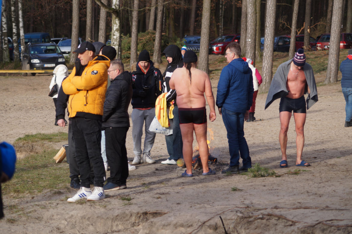 Zimna woda im niestraszna! Morsowanie w podbydgoskich Pieckach [ZDJĘCIA]