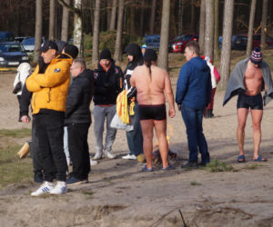 Zimna woda im niestraszna! Morsowanie w podbydgoskich Pieckach [ZDJĘCIA]