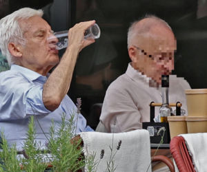 Premier Jerzy Buzek chłodzi się piwkiem