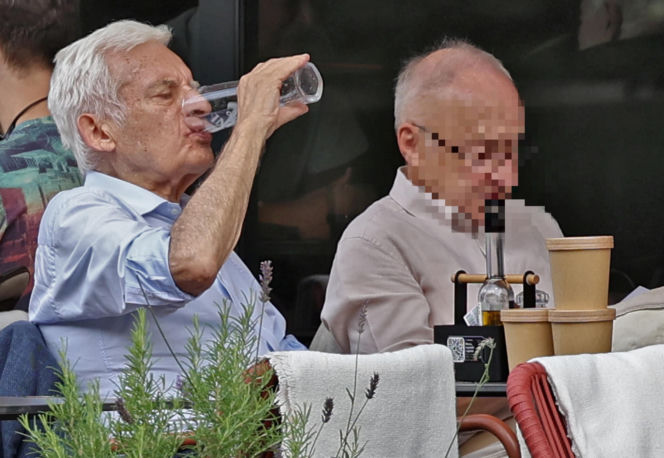Premier Jerzy Buzek chłodzi się piwkiem