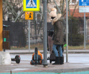 Syn Marty Kaczyńskiej śmiało hula na hulajnodze 