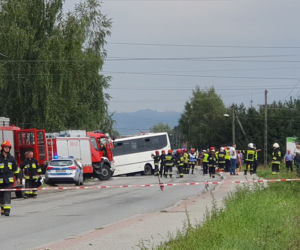 Dramatyczny wypadek autobusu z dziećmi w Świniarsku
