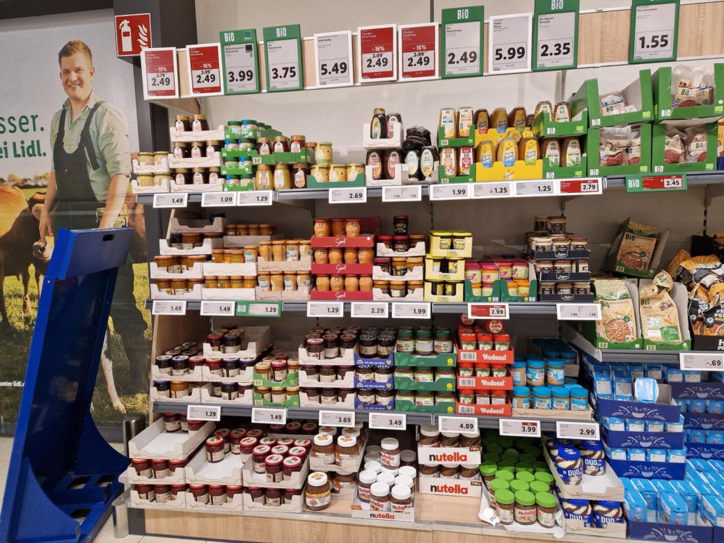 Porównaliśmy ceny w polskim i niemieckim markecie. Gdzie zarobimy tańsze zakupy na Wielkanoc? 