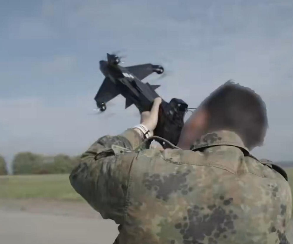 Żołnierz Bundeswehry celuje z wyrzutni, z której wylatuje czarny dron Talon. O testach broni przeczytasz na SE Portal Obronny.